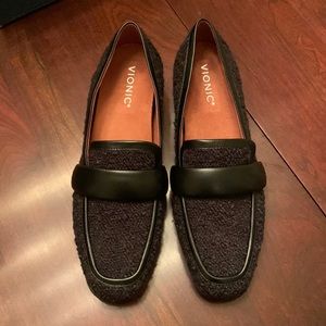 Vionic black texture, loafer size 9, great condition!